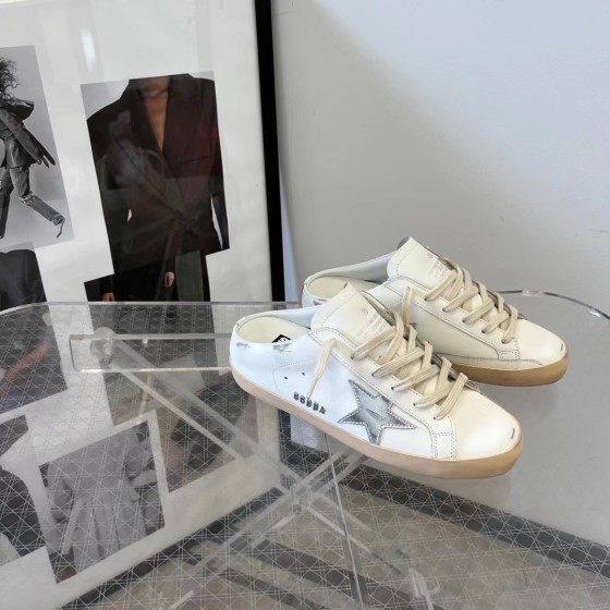 Super-Star Sabot Golden Goose Deluxe Brand 2025 SNERKERS Silver leather-covered star