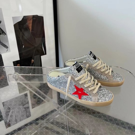 Super-Star Sabot Golden Goose Deluxe Brand 2025 SNERKERS WITH Red Sequined Star